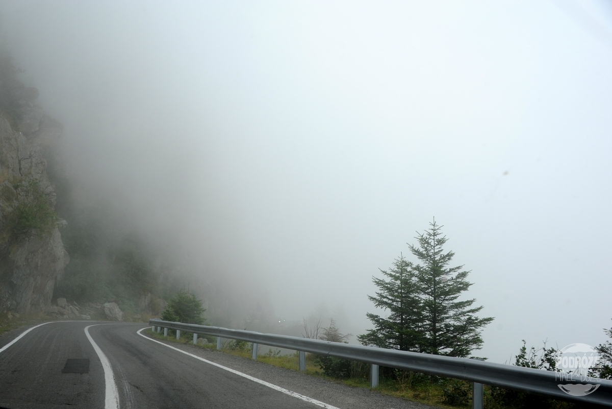 Rumunia droga trasa Transfogaraska mgła