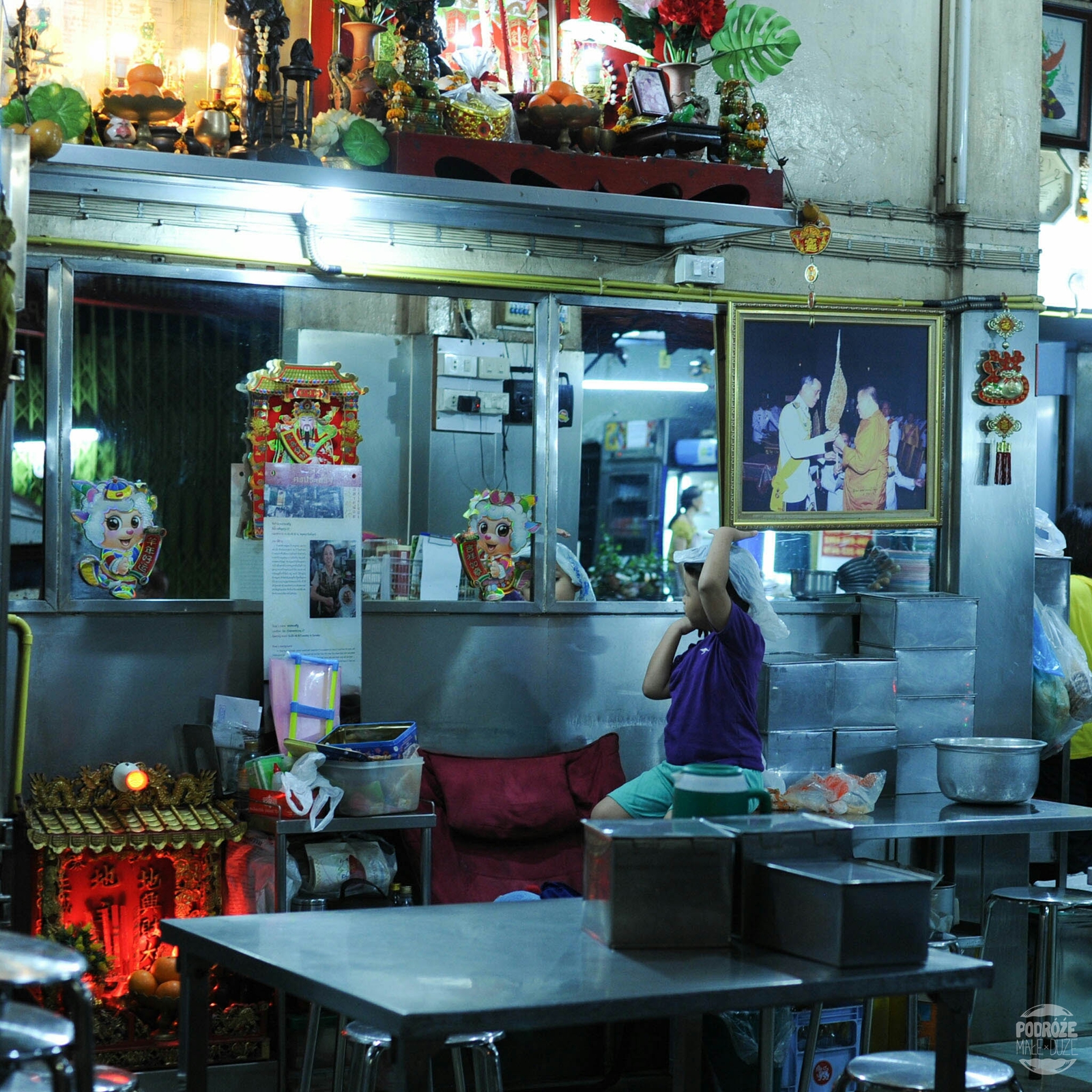 Życie uliczne. Bangkok. Dzielnica China Town. Tajlandia podczas podróży Azja z plecakiem.