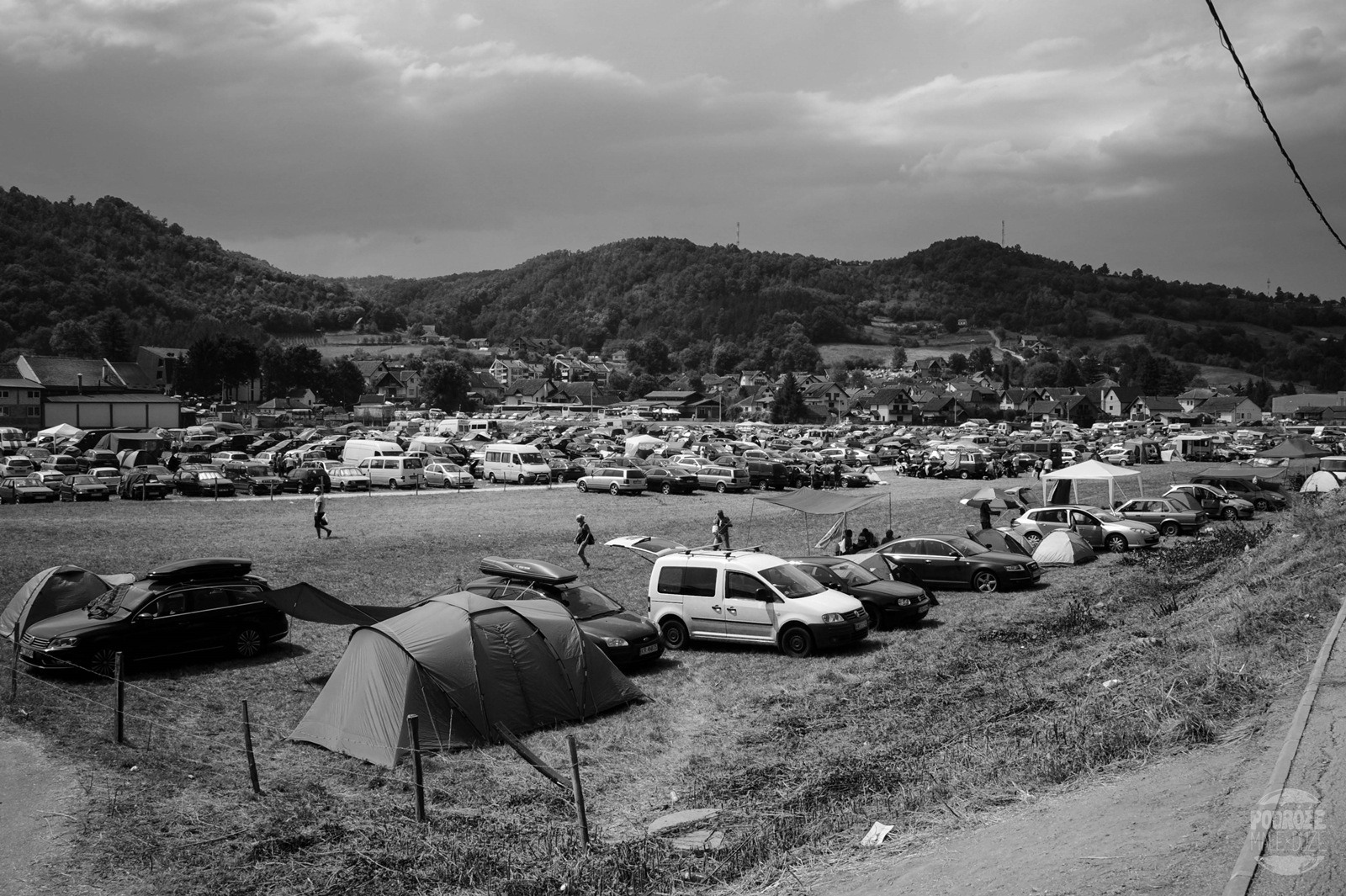 Serbia festiwal trąb w Guca parking pole namiotowe