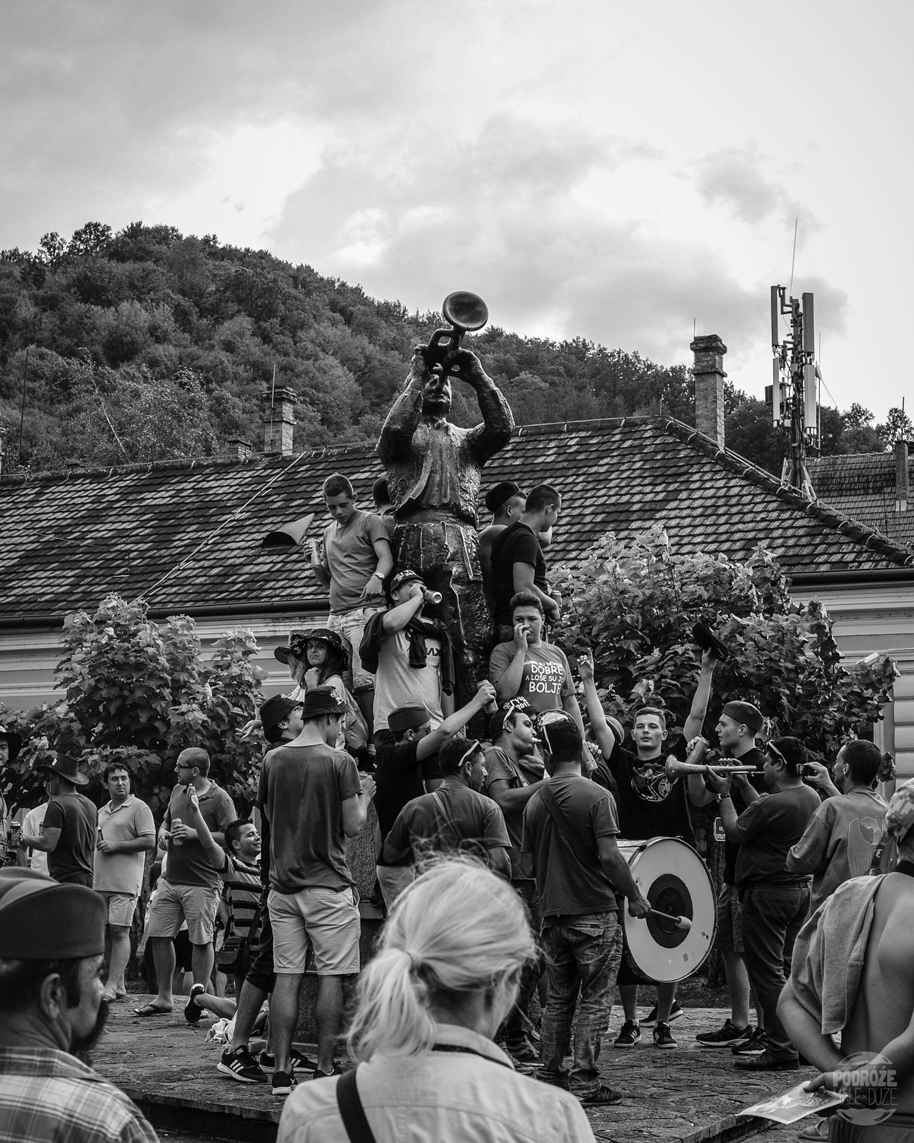 Serbia festiwal trąb w Guca pomnik